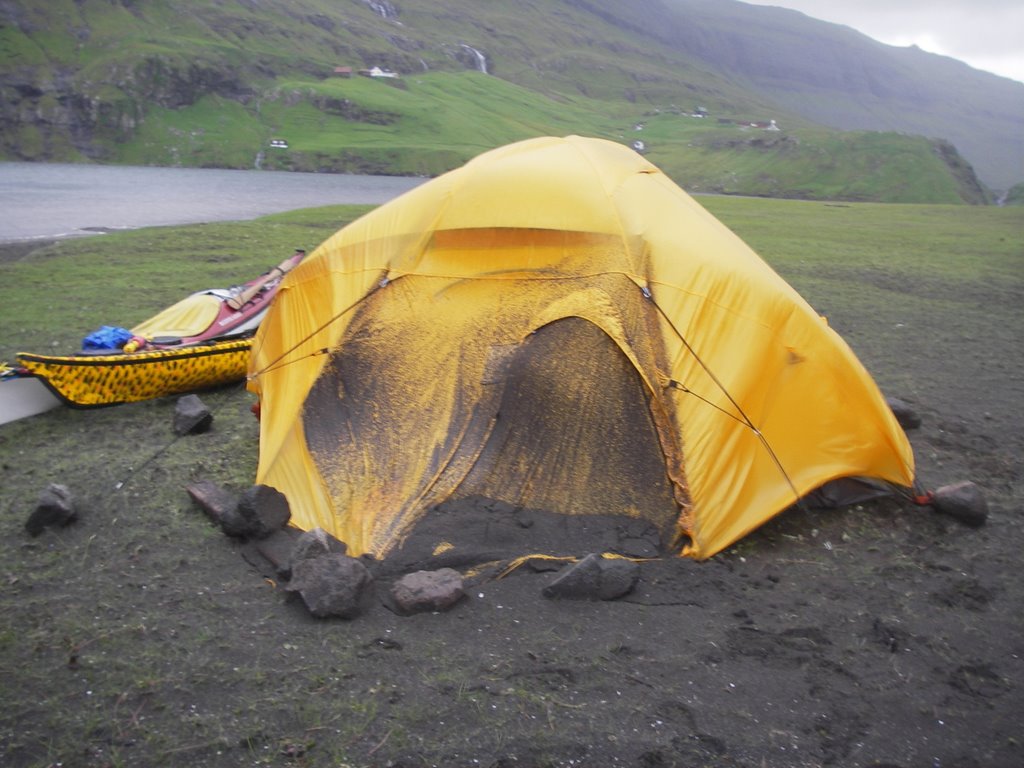 Pitch a tent in heavy or high wind conditions